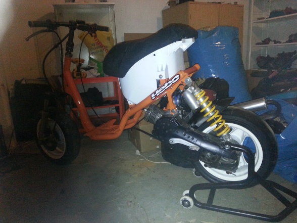 Satte på en ny stötdämpare som tåler att plågas.
Dämparen kommer från en cr85cc 07 och den har kanske gått max 10h. Ställbar gas/olje dämpare. 

Ställer på hårdaste vid sprint/dragrace
Ställer på mjukt vid bankörning....
