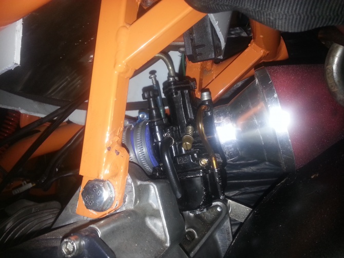 Stage6 licenstillverkad förgasare 
an Keihin PWK.

Hebo racing filter med alu polerad insugskon= mindre bromsning av luftflödet jämnfört med vanligt skumfilter.

Skall beställa hem ett ställbart munstycke.  Blir najs