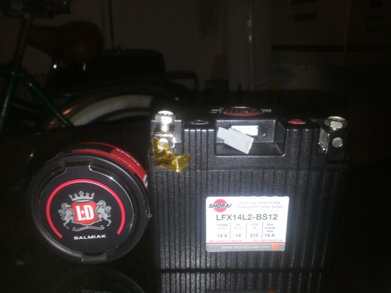 S****i lithion batteri.
12v 14ah tänkt att ha till vattenpumpsdrivning.

Batteriet väger ca 500gr ett traditionellt batteri med samma kapacitet väger 8/9 gånger så mycket.

Inför kommande cylinder som blir vätskekyld.