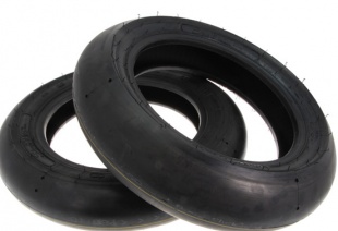 Stage6 racing slicks.
Väghållningen kan inte vara bättre än vad däcken tillåter.

Stabilt grepp är aldrig fel.
Passar både på strippen och banan.