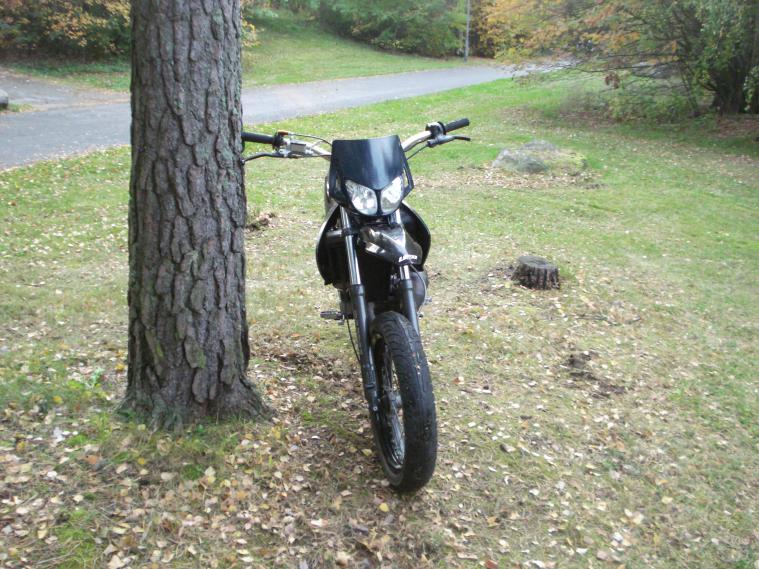 Derbi Senda SM 01

Min femte moppe!

Köptes i September 2010 (5 dagar innan jag sålde aeroxen) för 8000. Den är fortfarande i min ägo.