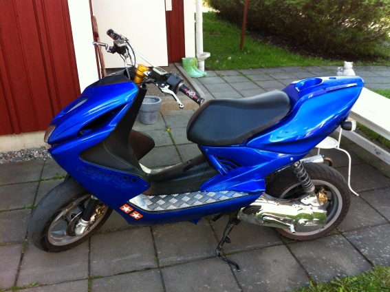 Min yamaha aerox som jag har rustat upp!

Styling:

Nytt kåpsett
Nytt hebo styre
Nya  handtag
Nya bromshandtag
Nytt sadelöverdrag
Ny styrstam
Nytt tanklock
Nytt avgasrör
Två st fotskydd (räfflade)
Ny vattenpumpskåpa
Stylinggaller
Ny baklampa och blinkers
Ny kromad variatorkåpa
SSP 40mm höjningssats

Priset på all styling ligger på ungefär 12000kr.

Nu till själva motorn som jag inte har gjort så stor ändring på.

Setup:

Yasuni effektrör
Dragen V-ring
Lättare vikter
Ny stage6 drivremm.

Toppfart: 70-80km/h