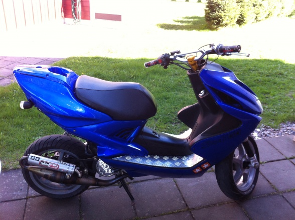 Min yamaha aerox som jag har rustat upp!

Styling:

Nytt kåpsett
Nytt hebo styre
Nya  handtag
Nya bromshandtag
Nytt sadelöverdrag
Ny styrstam
Nytt tanklock
Nytt avgasrör
Två st fotskydd (räfflade)
Ny vattenpumpskåpa
Stylinggaller
Ny baklampa och blinkers
Ny kromad variatorkåpa
SSP 40mm höjningssats

Priset på all styling ligger på ungefär 12000kr.

Nu till själva motorn som jag inte har gjort så stor ändring på.

Setup:

Yasuni effektrör
Dragen V-ring
Lättare vikter
Ny stage6 drivremm.

Toppfart: 70-80km/h