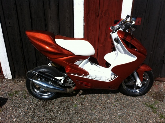 Min nya yamaha aerox! :) fler bilder kommer inom kort på både derbin och aeroxen!