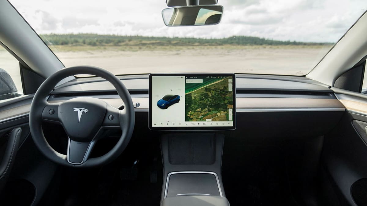 Myndighet utreder Tesla-krock – autopiloten släppte inte kontrollen