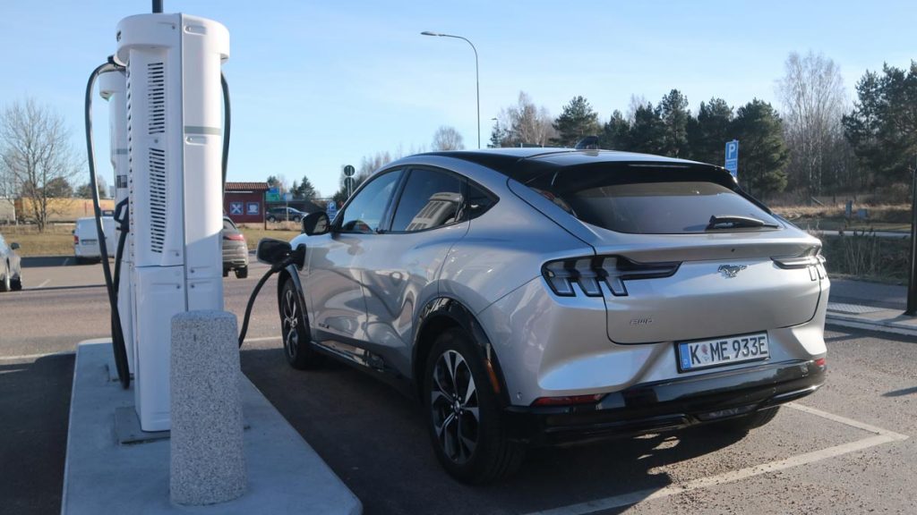 Fords nya laddkabel ska ladda elbilen lika snabbt som bensinbilen kan tanka