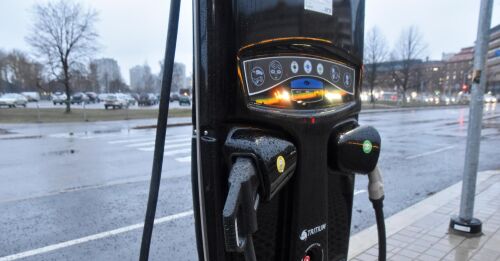Fyra av tio finländare tänker köpa hybrid– eller elbil före 2030