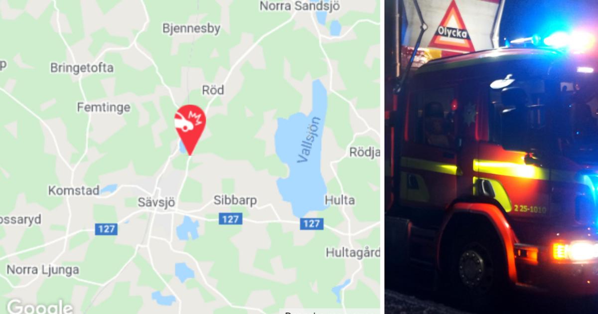 Bil körde in i träd som låg över vägen