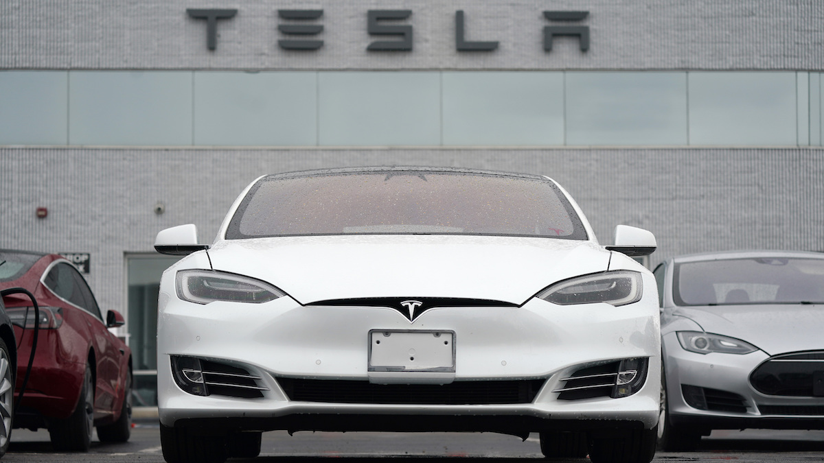 Tesla tappar 940 miljarder i värde på en dag