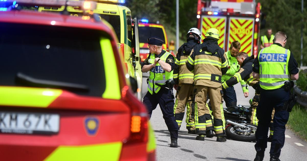 Motorcykel och bil i olycka – en person förd till sjukhus
