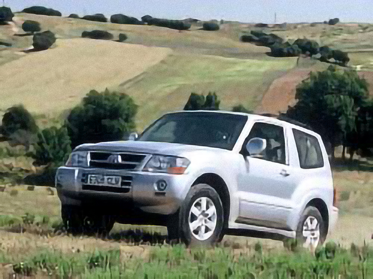 Mitsubishi Montero LWB – årsmodell 2002 i bild Bild på Mitsubishi Montero LWB – årsmodell 2002