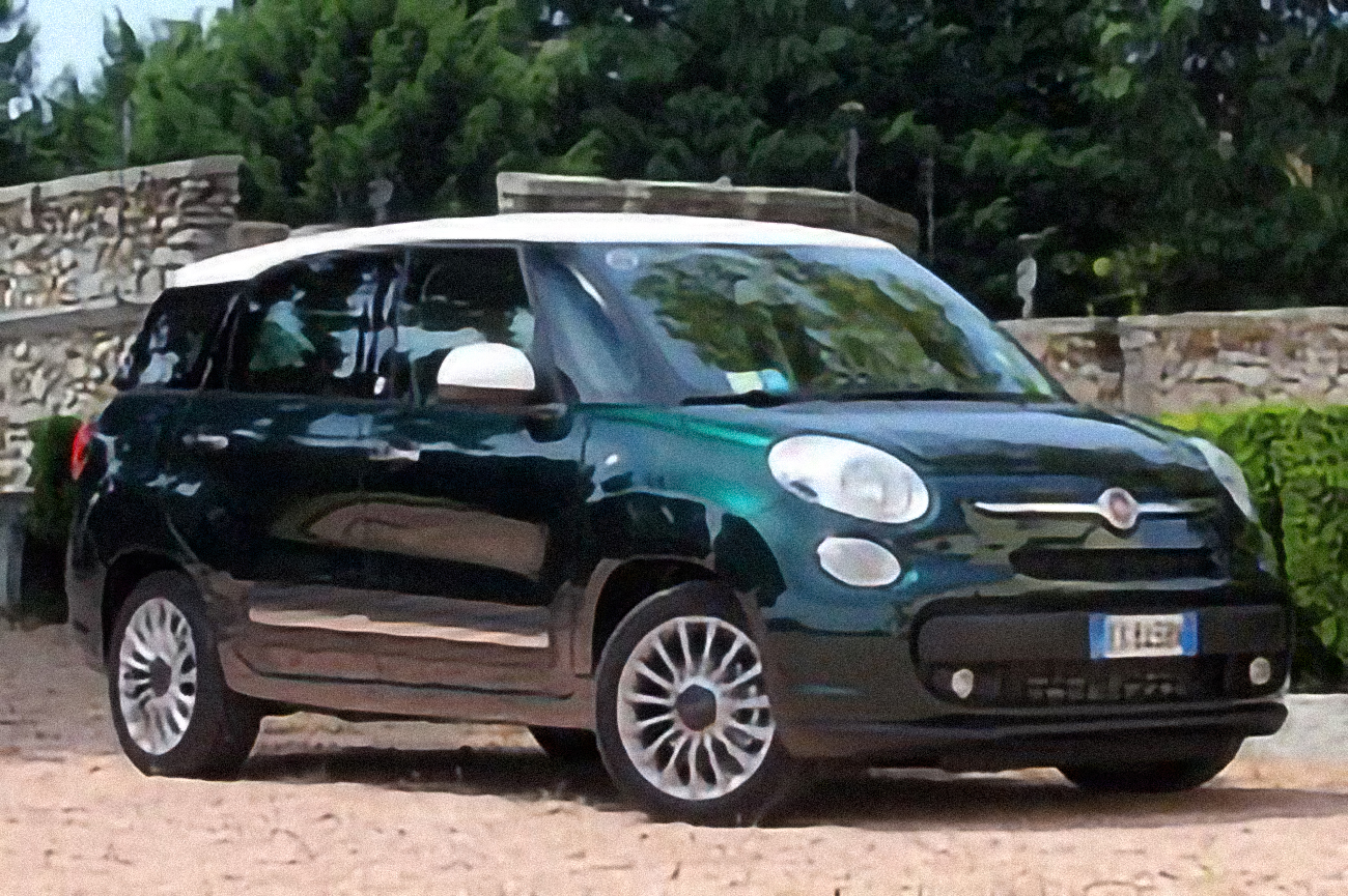 FIAT 500L Trekking 4dr Wagon (1.4L 4cyl Turbo 6AM) – årsmodell 2014 i bild Bild på FIAT 500L Trekking 4dr Wagon (1.4L 4cyl Turbo 6AM) – årsmodell 2014