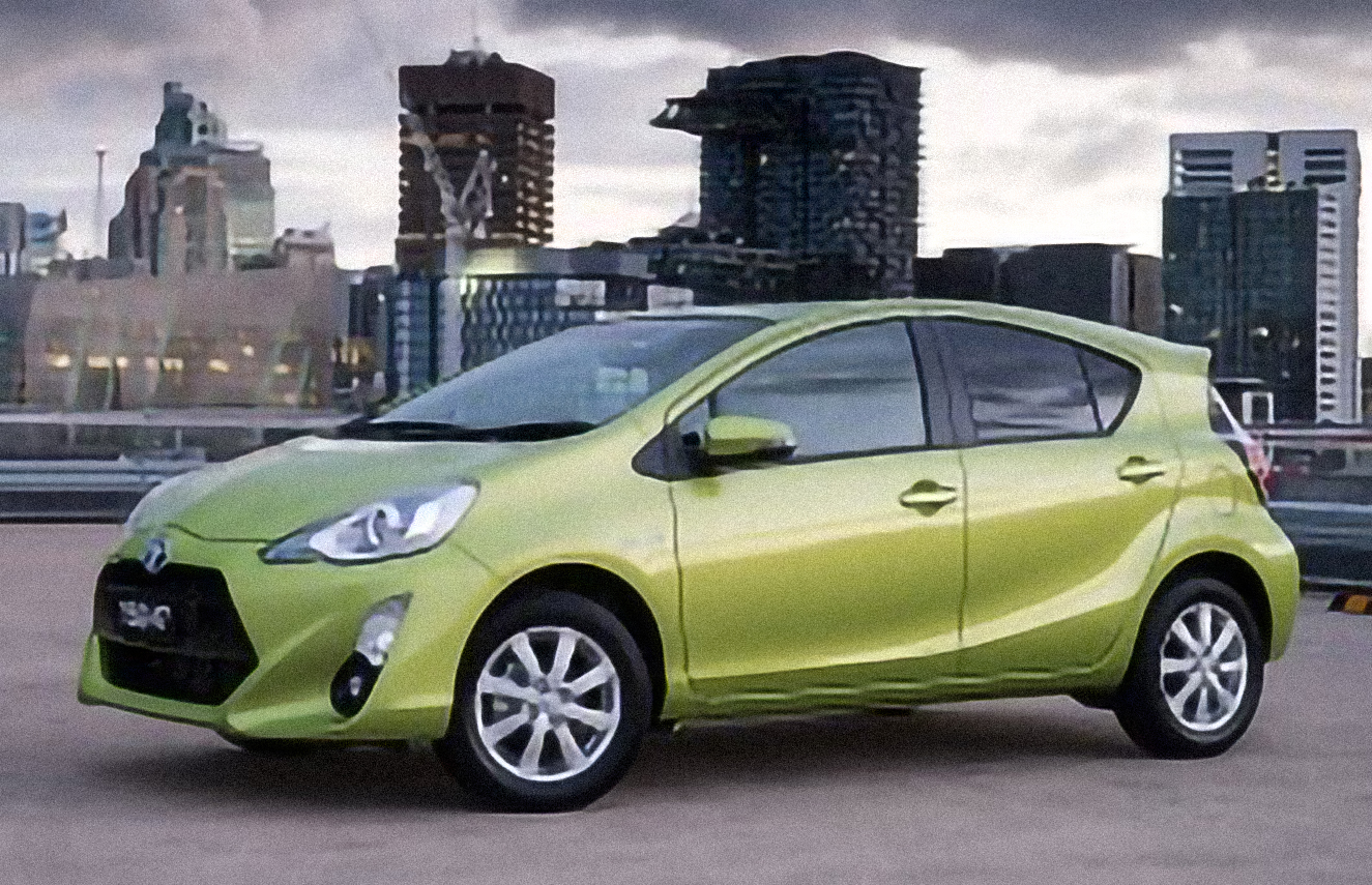 Toyota Prius c Three 4dr Hatchback (1.5L 4cyl gas/electric hybrid CVT) – årsmodell 2018 i bild Bild på Toyota Prius c Three 4dr Hatchback (1.5L 4cyl gas/electric hybrid CVT) – årsmodell 2018