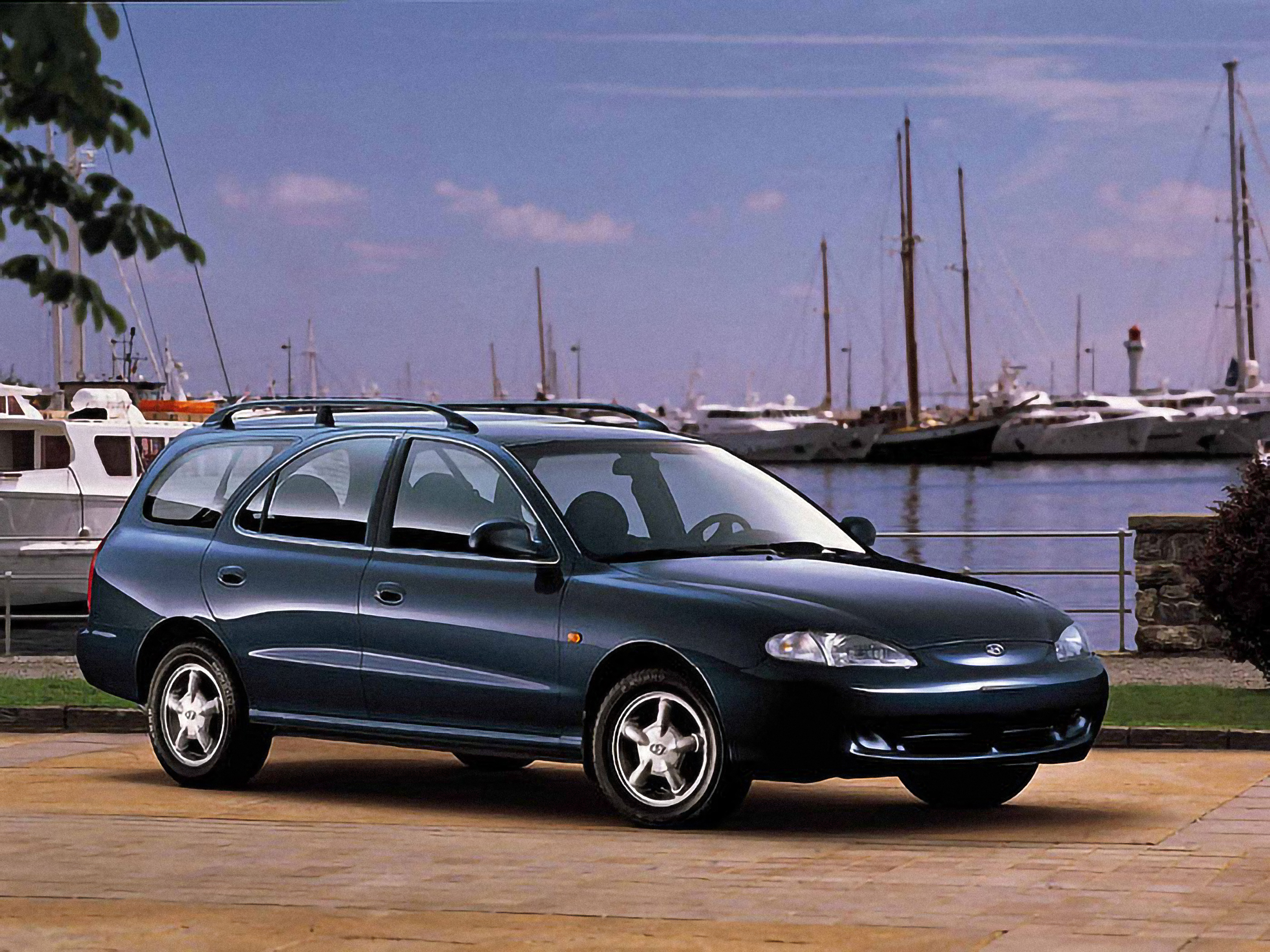Hyundai Elantra GLS – årsmodell 1996 i bild Bild på Hyundai Elantra GLS – årsmodell 1996