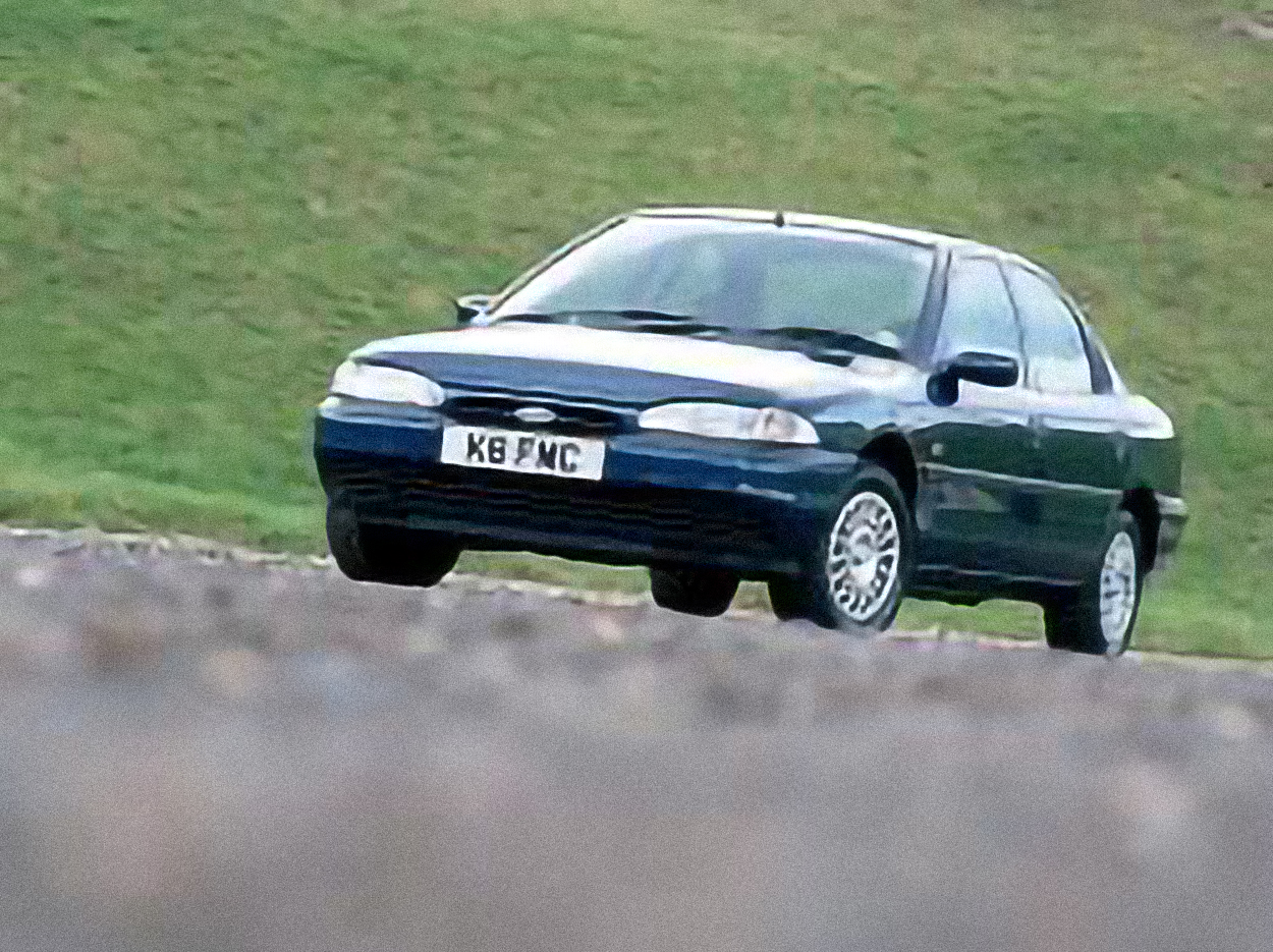 Ford Mondeo 1.6 LX – årsmodell 1993 i bild Bild på Ford Mondeo 1.6 LX – årsmodell 1993