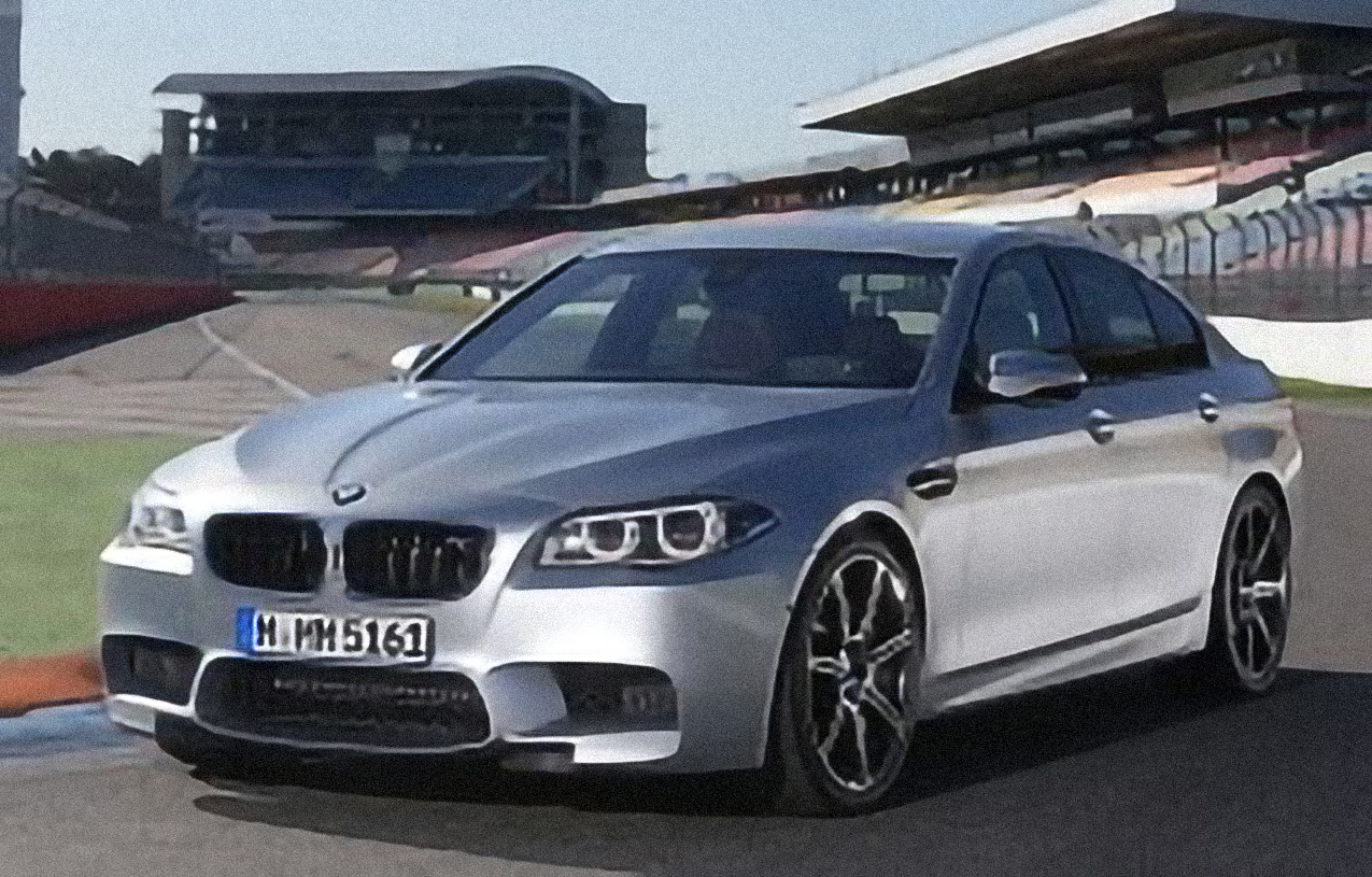 BMW M5 – årsmodell 2012 i bild Bild på BMW M5 – årsmodell 2012
