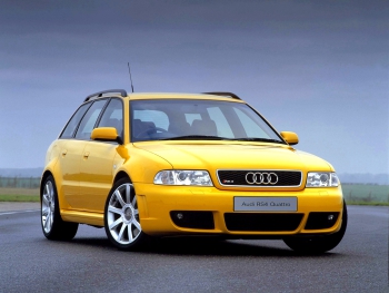 Audi RS4 – årsmodell 2000 i bild Bild på Audi RS4 – årsmodell 2000