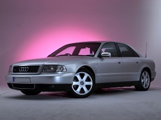 Audi S8 – årsmodell 2000 i bild Bild på Audi S8 – årsmodell 2000