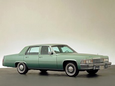 Cadillac DeVille – årsmodell 1984 i bild Bild på Cadillac DeVille – årsmodell 1984