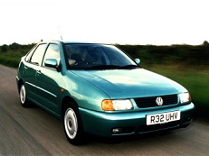 Volkswagen Polo Berline – årsmodell 1996 i bild Bild på Volkswagen Polo Berline – årsmodell 1996