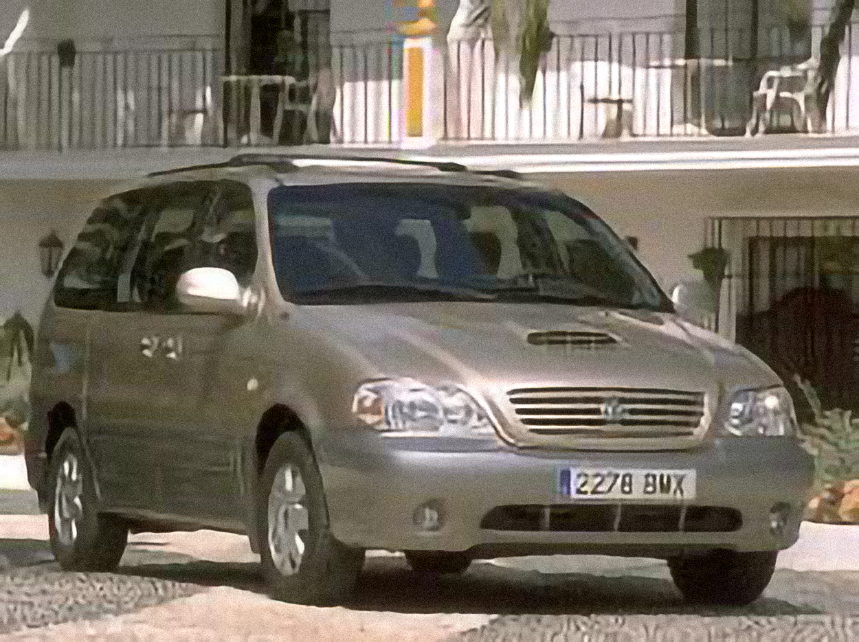 Kia Carnival 2.9 CRDi Executive Automatic – årsmodell 2005 i bild Bild på Kia Carnival 2.9 CRDi Executive Automatic – årsmodell 2005