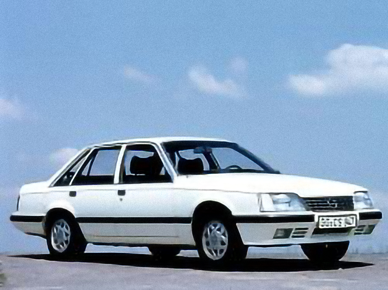 Opel Senator 2.5 – årsmodell 1983 i bild Bild på Opel Senator 2.5 – årsmodell 1983