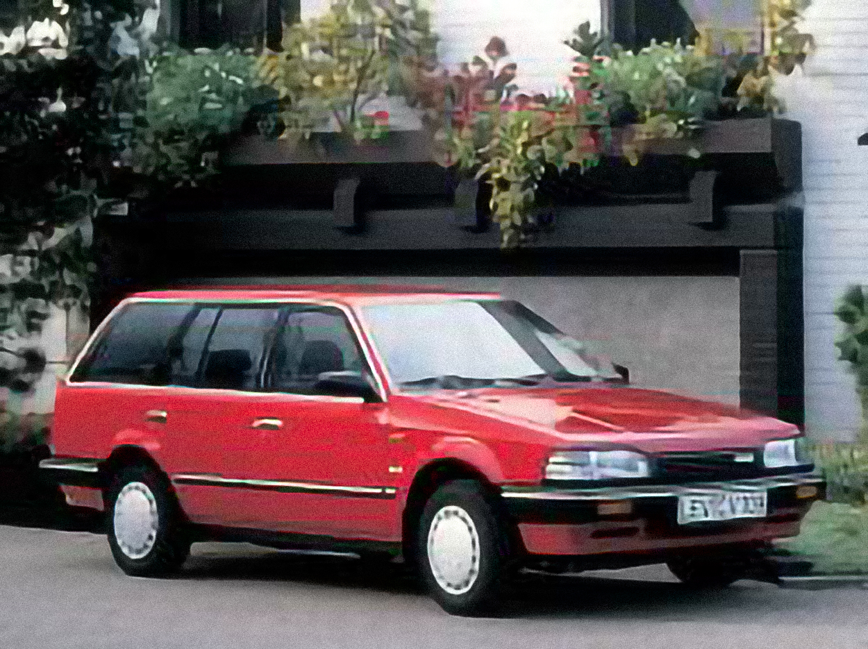 Mazda 323 – årsmodell 1986 i bild Bild på Mazda 323 – årsmodell 1986