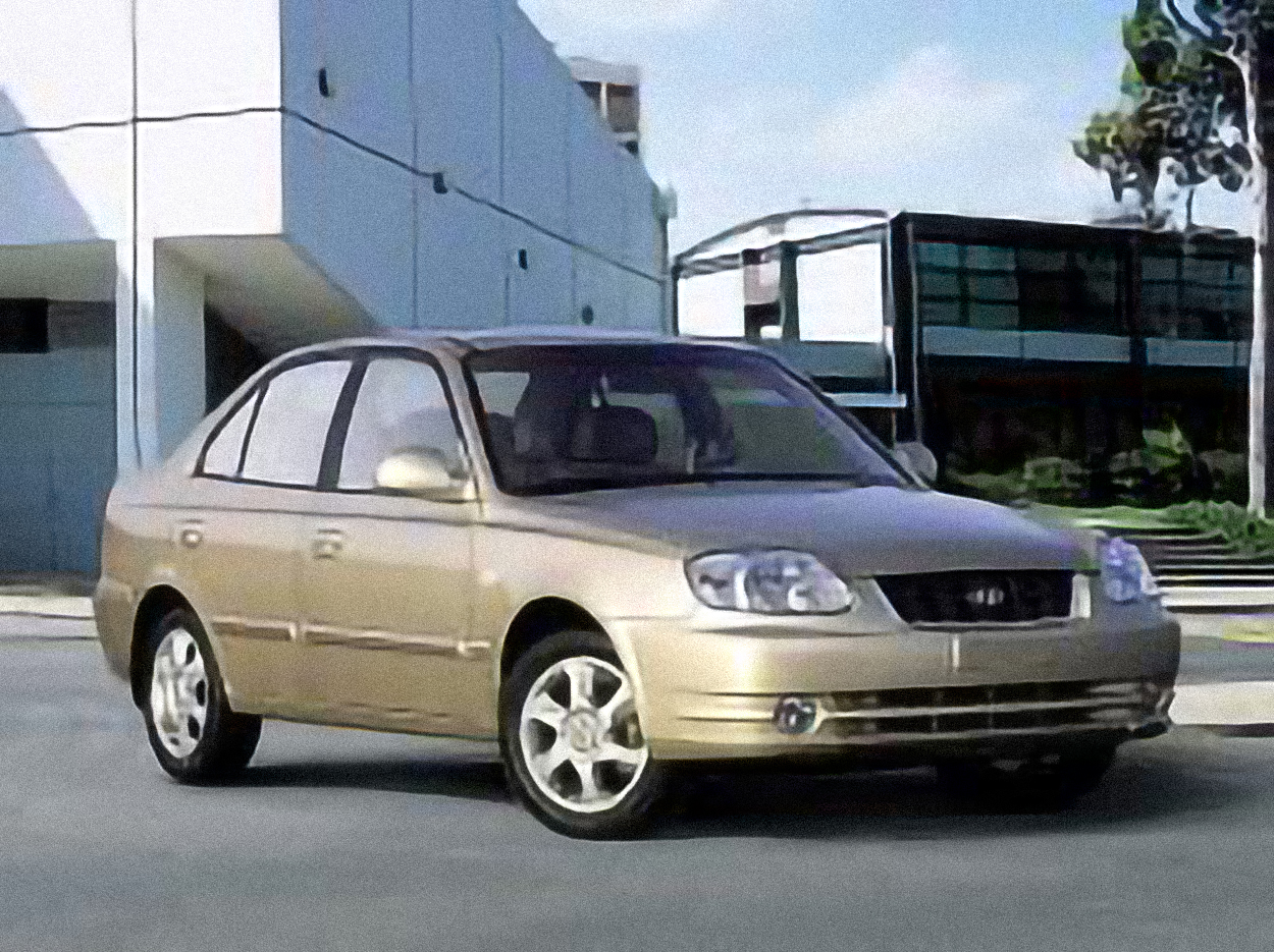 Hyundai Accent – årsmodell 2000 i bild Bild på Hyundai Accent – årsmodell 2000
