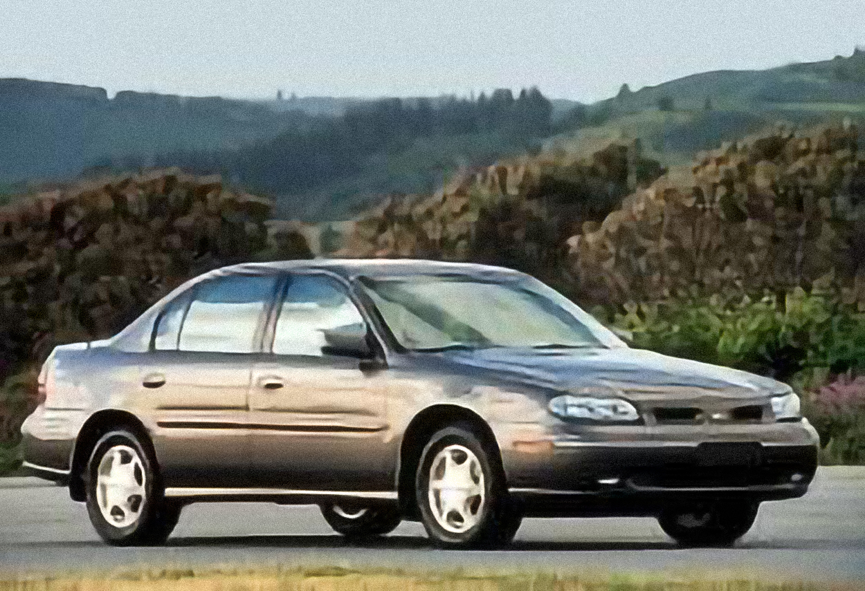 Oldsmobile Cutlass – årsmodell 2000 i bild Bild på Oldsmobile Cutlass – årsmodell 2000