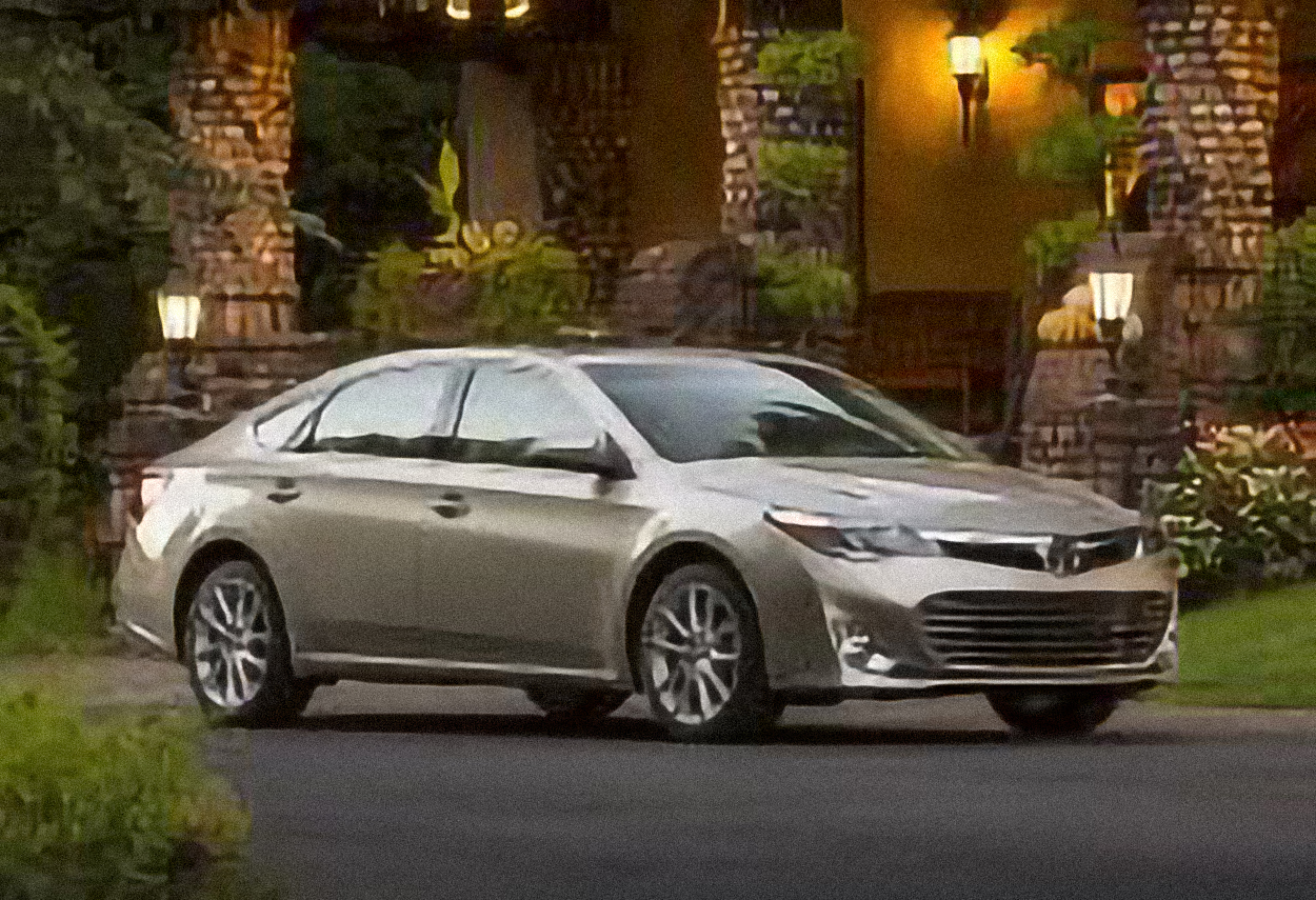 Toyota Avalon Hybrid Limited – årsmodell 2013 i bild Bild på Toyota Avalon Hybrid Limited – årsmodell 2013