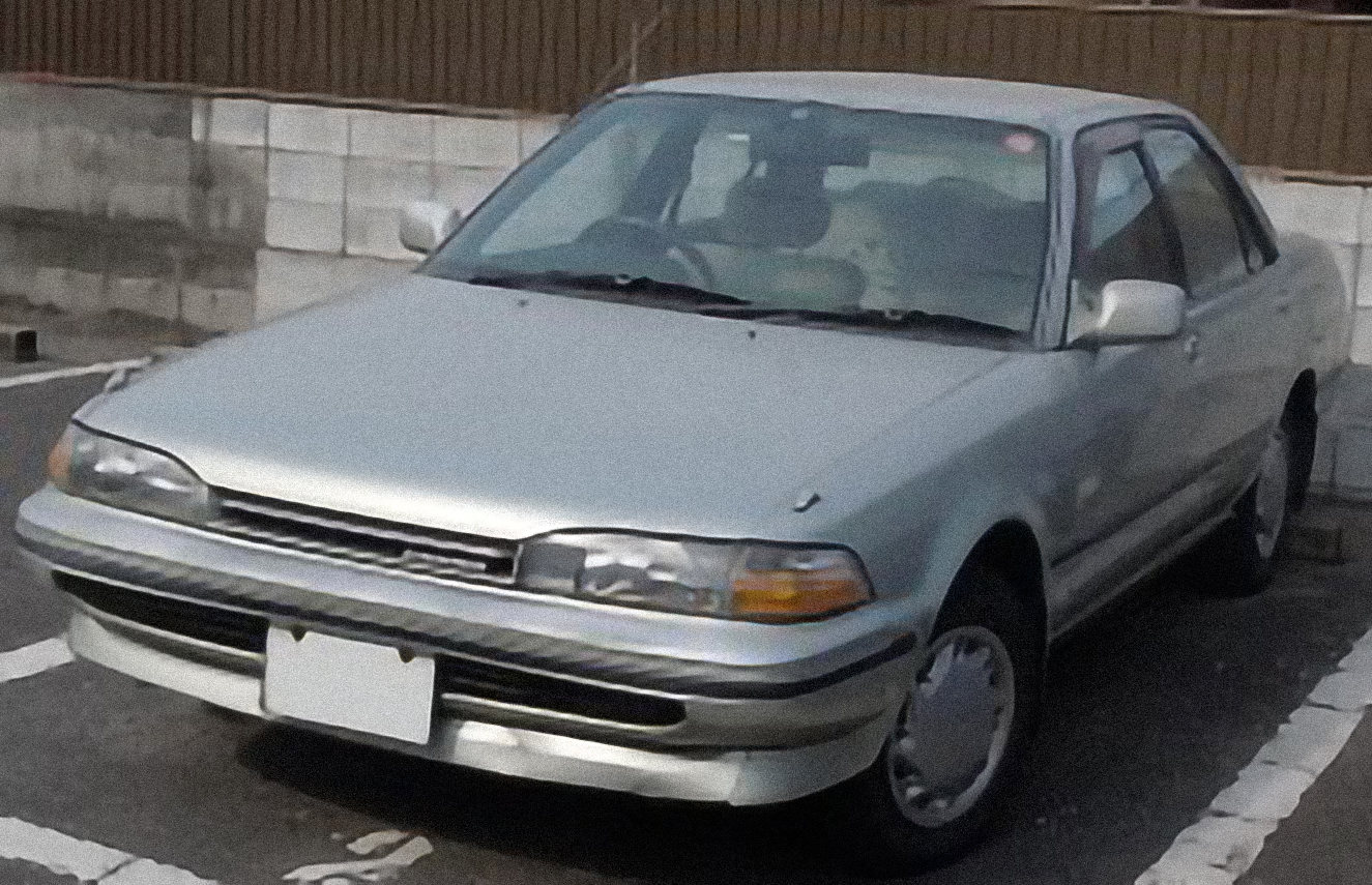 Toyota Carina Hardtop – årsmodell 1988 i bild Bild på Toyota Carina Hardtop – årsmodell 1988