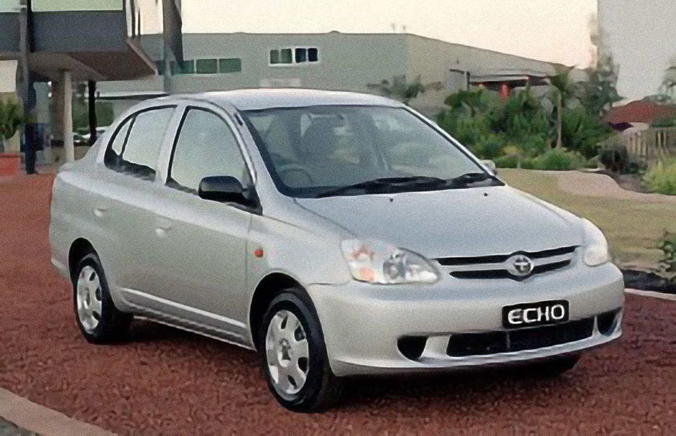 Toyota Echo Sedan – årsmodell 2005 i bild Bild på Toyota Echo Sedan – årsmodell 2005