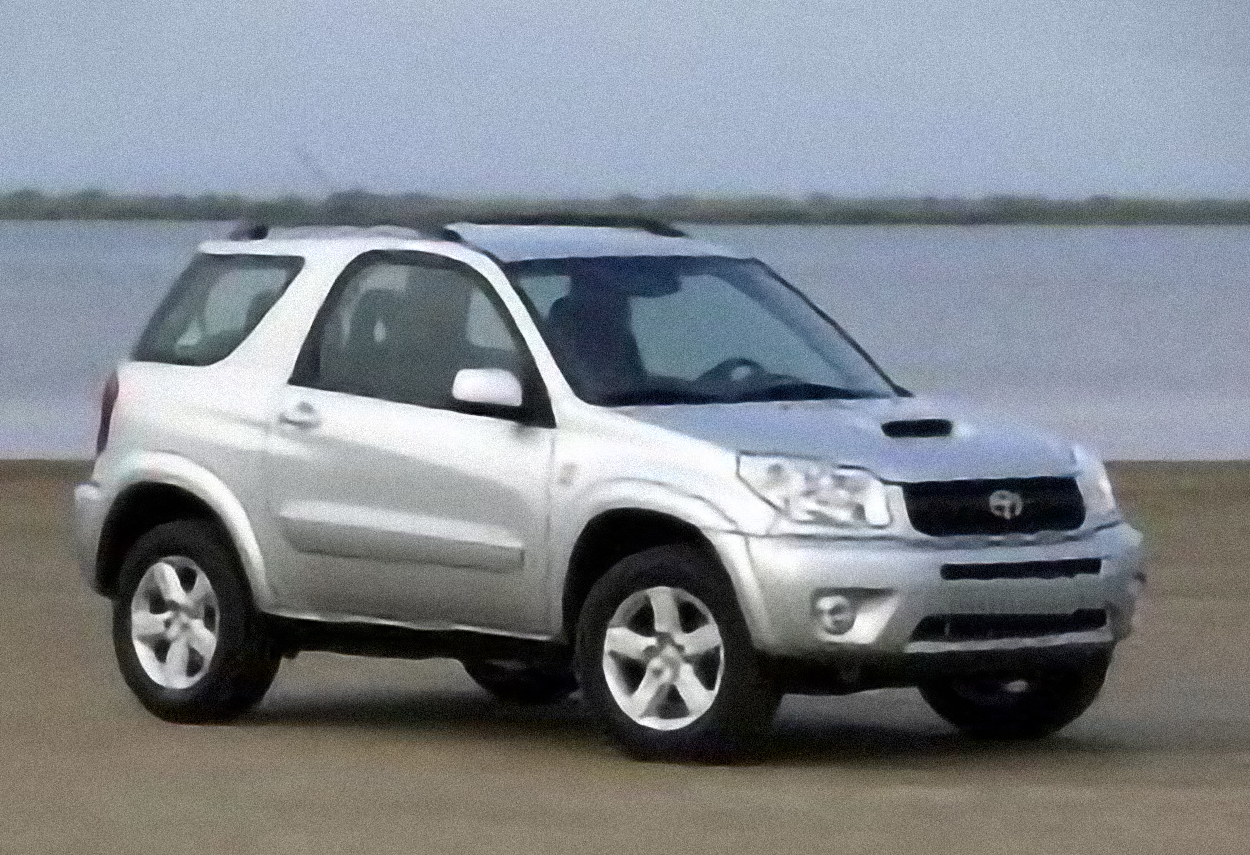 Toyota RAV4 – årsmodell 2003 i bild Bild på Toyota RAV4 – årsmodell 2003