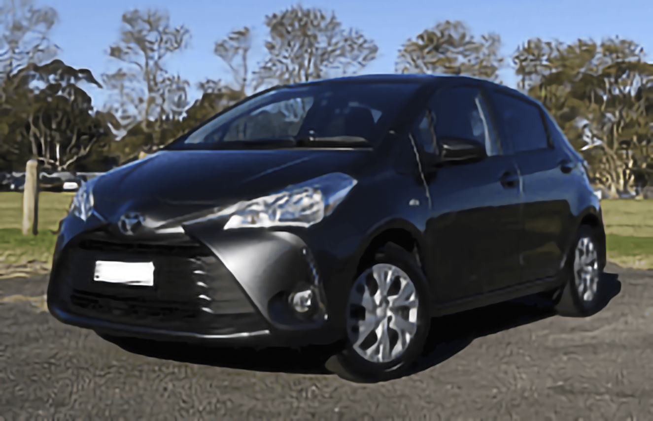 Toyota Yaris SE 4dr Hatchback (1.5L 4cyl 5M) – årsmodell 2021 i bild Bild på Toyota Yaris SE 4dr Hatchback (1.5L 4cyl 5M) – årsmodell 2021