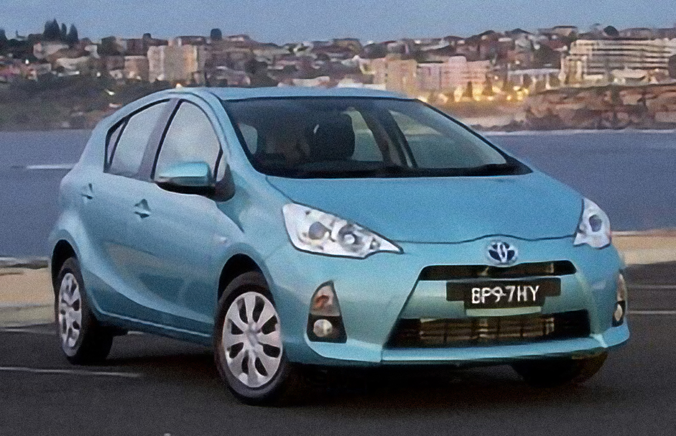 Toyota Prius c Two 4dr Hatchback (1.5L 4cyl gas/electric hybrid CVT) – årsmodell 2015 i bild Bild på Toyota Prius c Two 4dr Hatchback (1.5L 4cyl gas/electric hybrid CVT) – årsmodell 2015