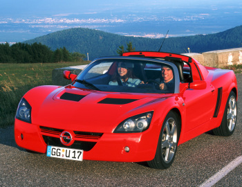 Opel Speedster 2.2 – årsmodell 2000 i bild Bild på Opel Speedster 2.2 – årsmodell 2000