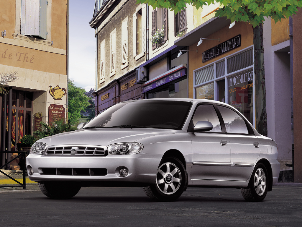 Kia Sephia II Automatic – årsmodell 2004 i bild Bild på Kia Sephia II Automatic – årsmodell 2004