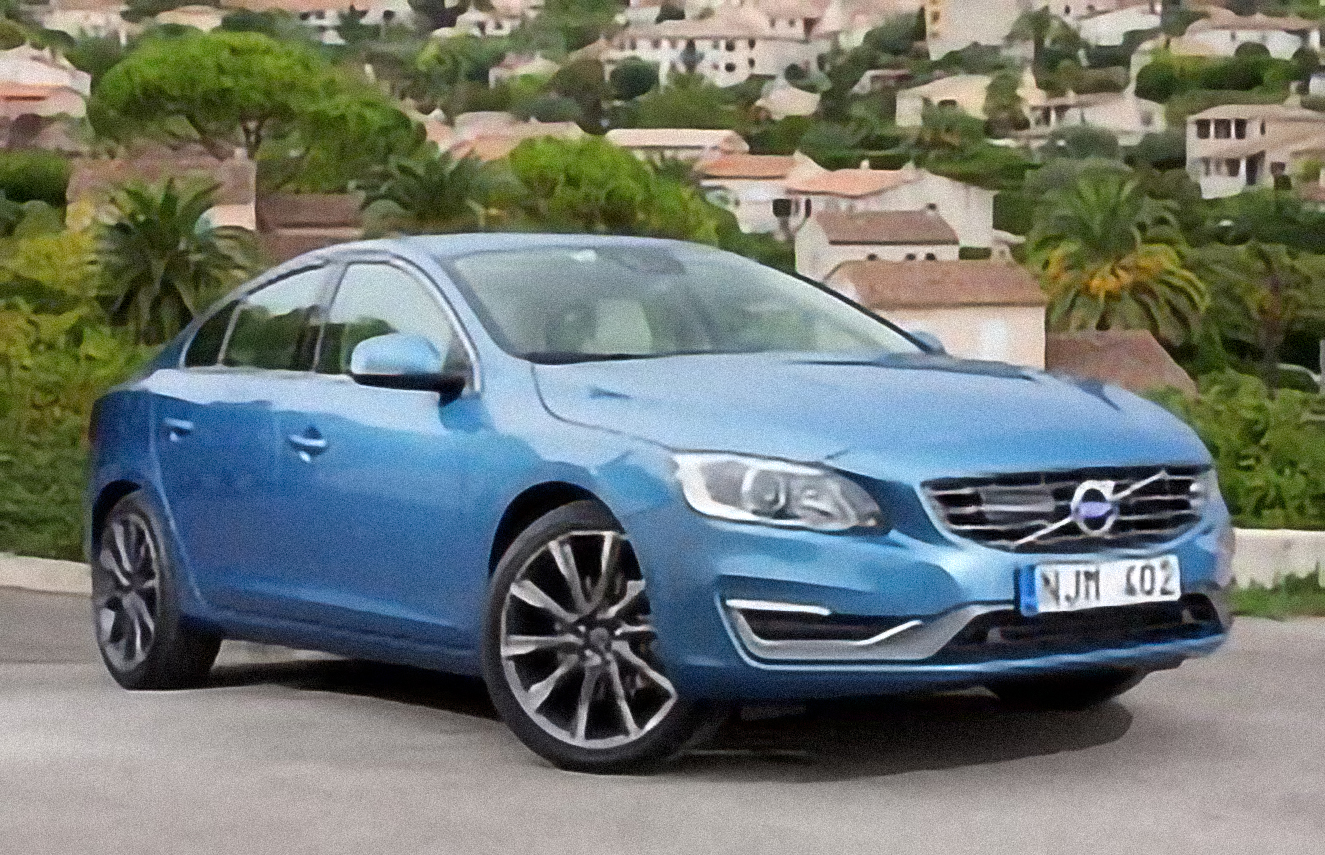 Volvo S60 T6 R-Design 4dr Sedan AWD (3.0L 6cyl Turbo 6A) – årsmodell 2018 i bild Bild på Volvo S60 T6 R-Design 4dr Sedan AWD (3.0L 6cyl Turbo 6A) – årsmodell 2018